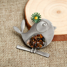 跨境热款珍珠胸针胸针高级感轻奢 衣饰服饰配件别针饰品	珐琅压襟