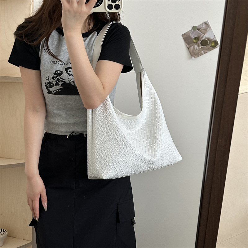 Bolso de axila de gran capacidad de sentido superior mujer 2023 nuevo bolso de hombro de moda de verano retro bolso especial de cercanías