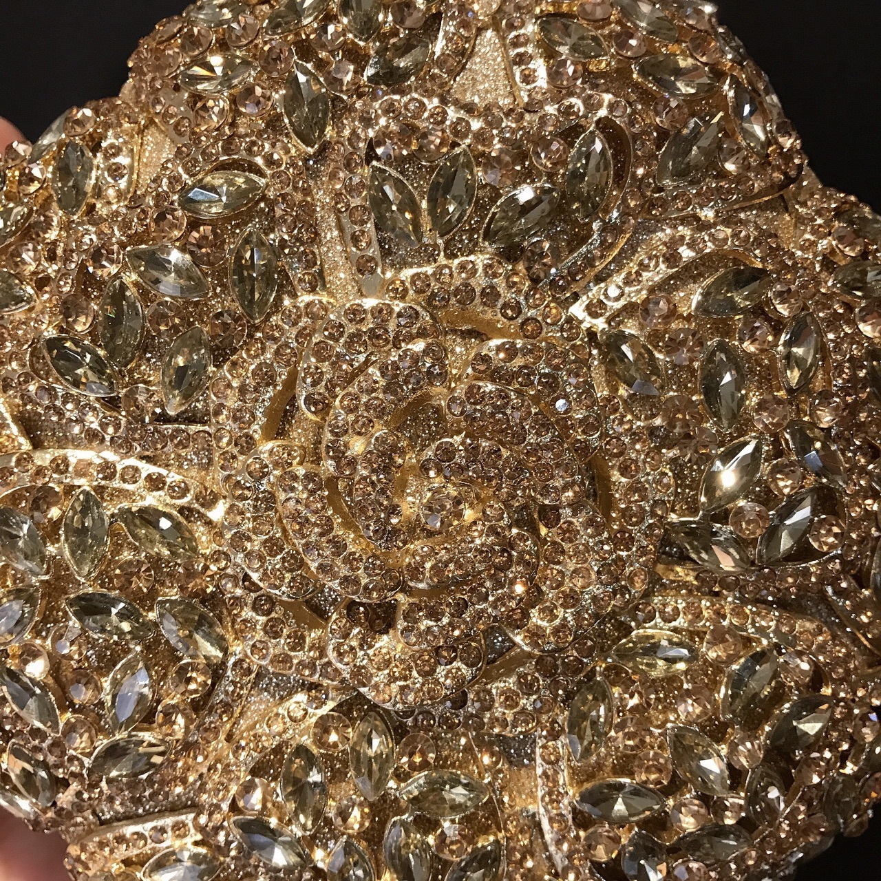 Fuente transfronteriza bolsas de diamantes para banquete flores redondas llenas de diamantes bolsas de regalo de banquete europeas y americanas bolsas de diamantes de mano de plata