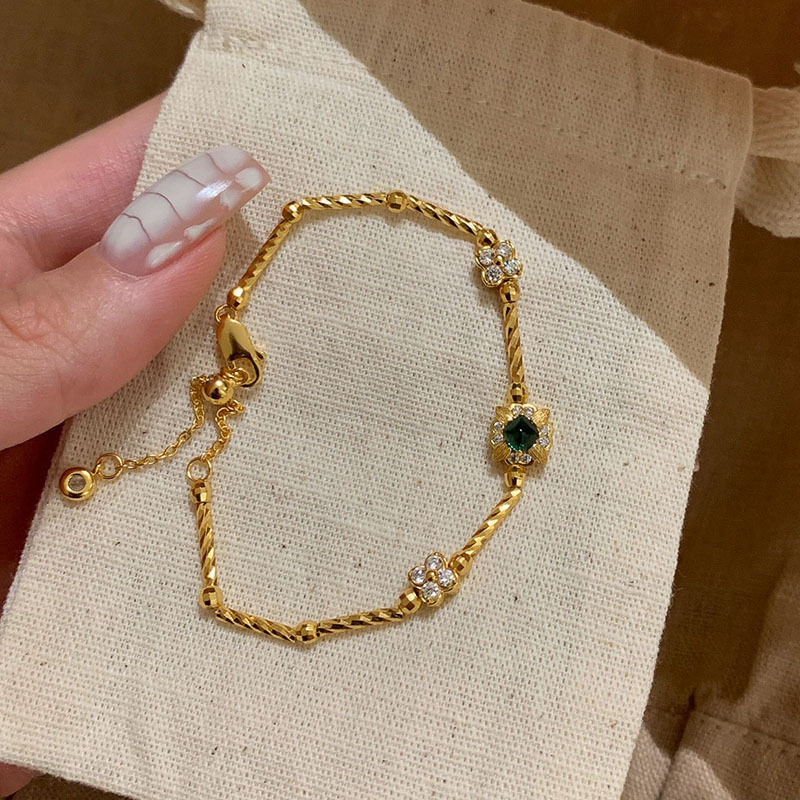 Gold Super Flash Green Zircon Flower Four-Leaf Flower Bracelet for Women, Accessible Luxury, Retro Elegant, High-End Design, Niche Hand Jewelry Gold Super Flash Green Zircon Flower Four-Leaf Flower Bracelet for Women, Accessible Luxury, Retro Elegant, High-End Design, Niche Hand Jewelry