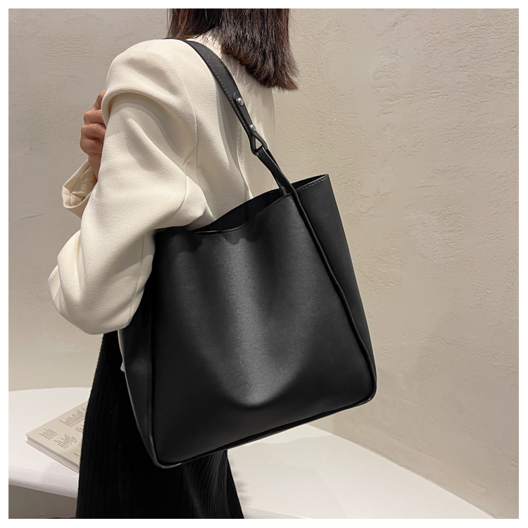 300g Weight Magnetic Buckle Closure Type Single Shoulder Strap Strap Type Bucket Bag Bags Type Pu Leather Material Solid Color Pattern Streetwear Style Beige, Black Color Large Size Large Pu Leather Streetwear Bucket Bag 1
