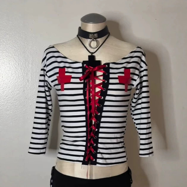 Subcultural striped off-shoulder long-sleeve top for women, gothic style red tie-up cross-print cropped waist-revealing T-shirt Subcultural striped off-shoulder long-sleeve top for women, gothic style red tie-up cross-print cropped waist-revealing T-shirt