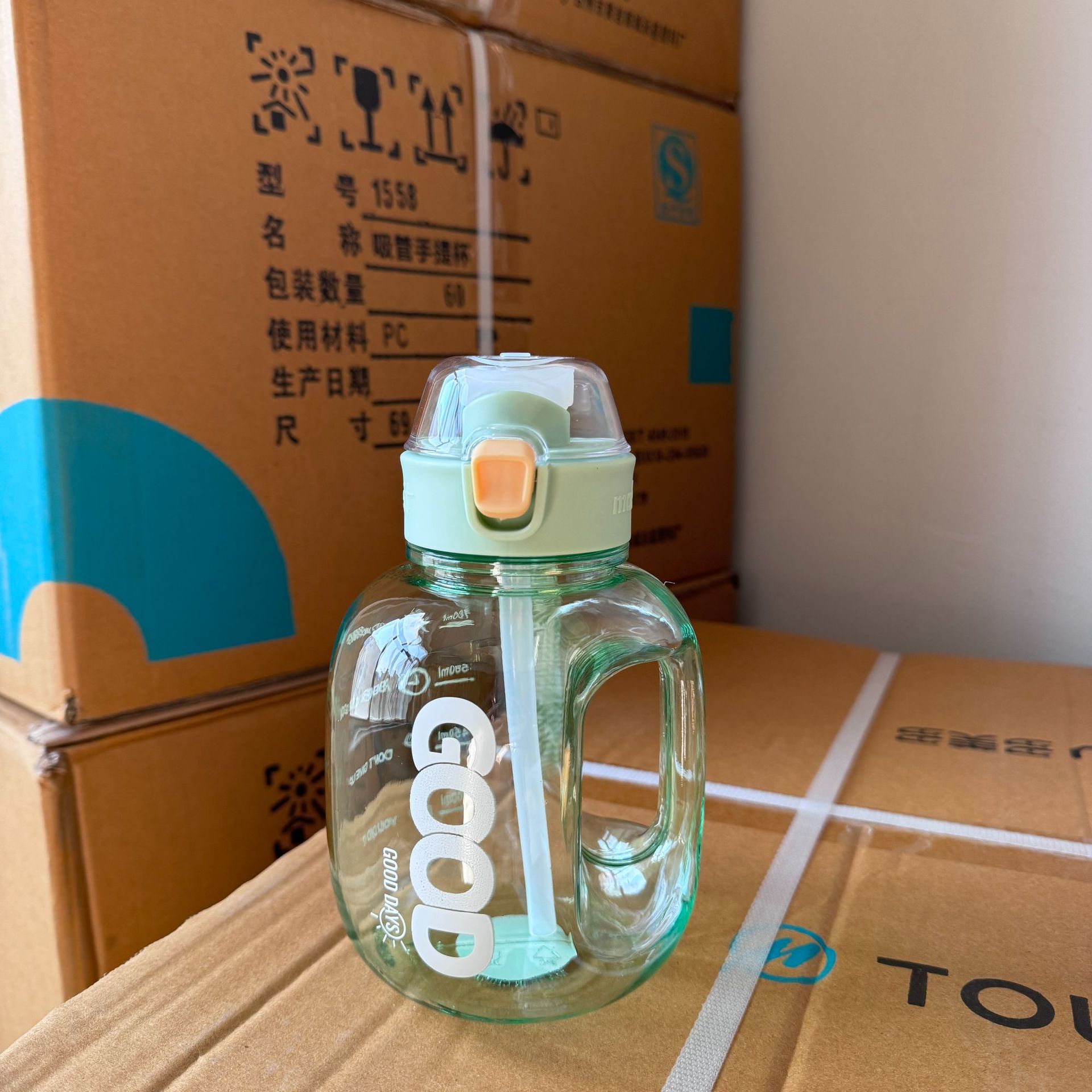 Botellas de agua personalizadas de gran capacidad para estudiantes masculinos y femeninos, botellas de agua para fitness al aire libre, vasos de agua de plástico resistentes a altas temperaturas, fabricante de vasos elegantes de gran capacidad.