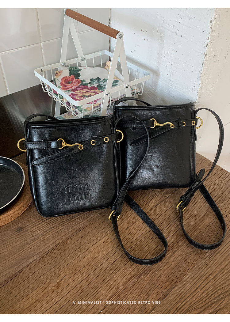 Texturas transfronterizas retro bolso cuadrado para mujeres otoño y invierno 2025 nuevo estilo simple temperamento mochila de hombro para viajes versátil mochila