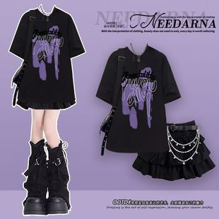 ��Ů�����ú�ɫ����ȹ�����b����һ���׶�Ͱ��ֿ����S���b����ȹ