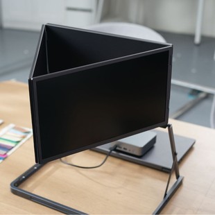 Three-Screen Portable Monitor Connects Three Screens in One Line