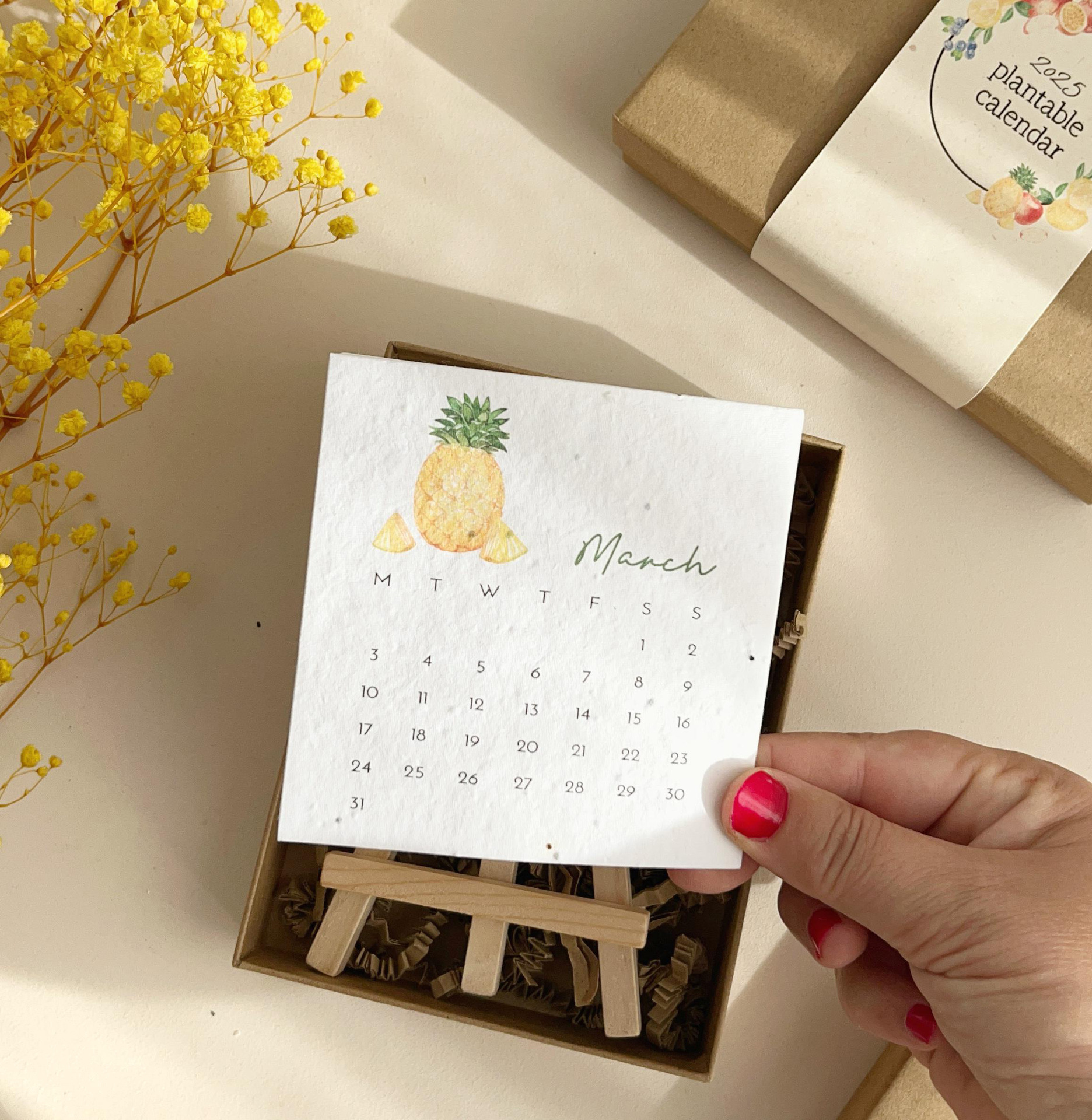 선물 상자가 포함된 이젤 달력