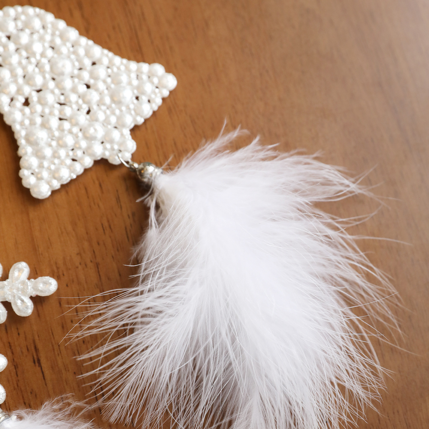 Nuevas plumas transfronterizas de nieve blanca colgante de plástico árbol de Navidad colgante decoración de atmósfera de vacaciones