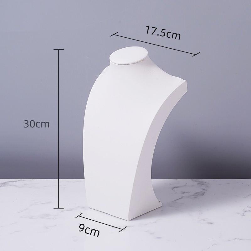 フランネルのネックレスの展示棚の人はモデルのアクセサリー棚のネックレスの首の型のカウンターの陳列道具のネックレスの棚のようです。|undefined