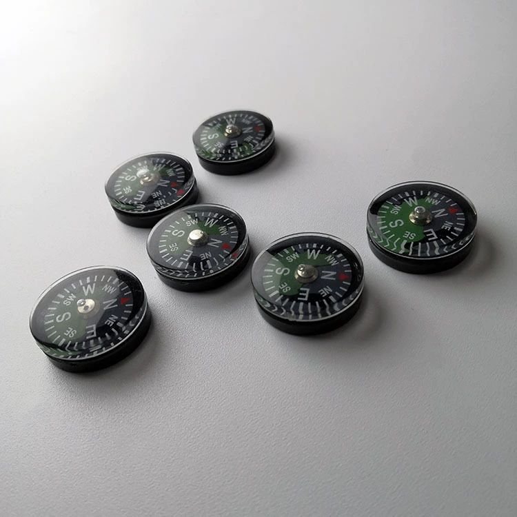 Поставка небольших аксессуаров, карабин, камуфляжный красочный мини-круглый масляный компас диаметром 20 мм для улицы.