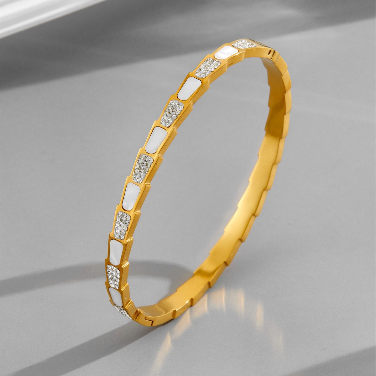 Brazalete de oro de color blanco de lujo ligero nicho chapado en oro transfronterizo nuevo no decolor exquisito brazalete de acero de titanio de apertura para niños