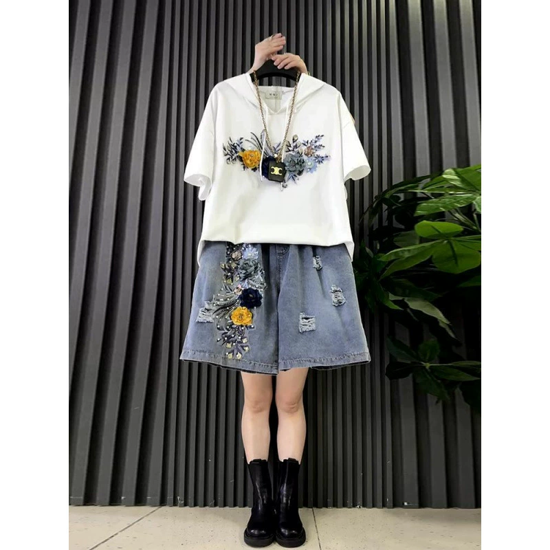 Летний комплект 2025 года: модная толстовка с объемной вышивкой цветов и джинсовые шорты больших размеров для женщин.