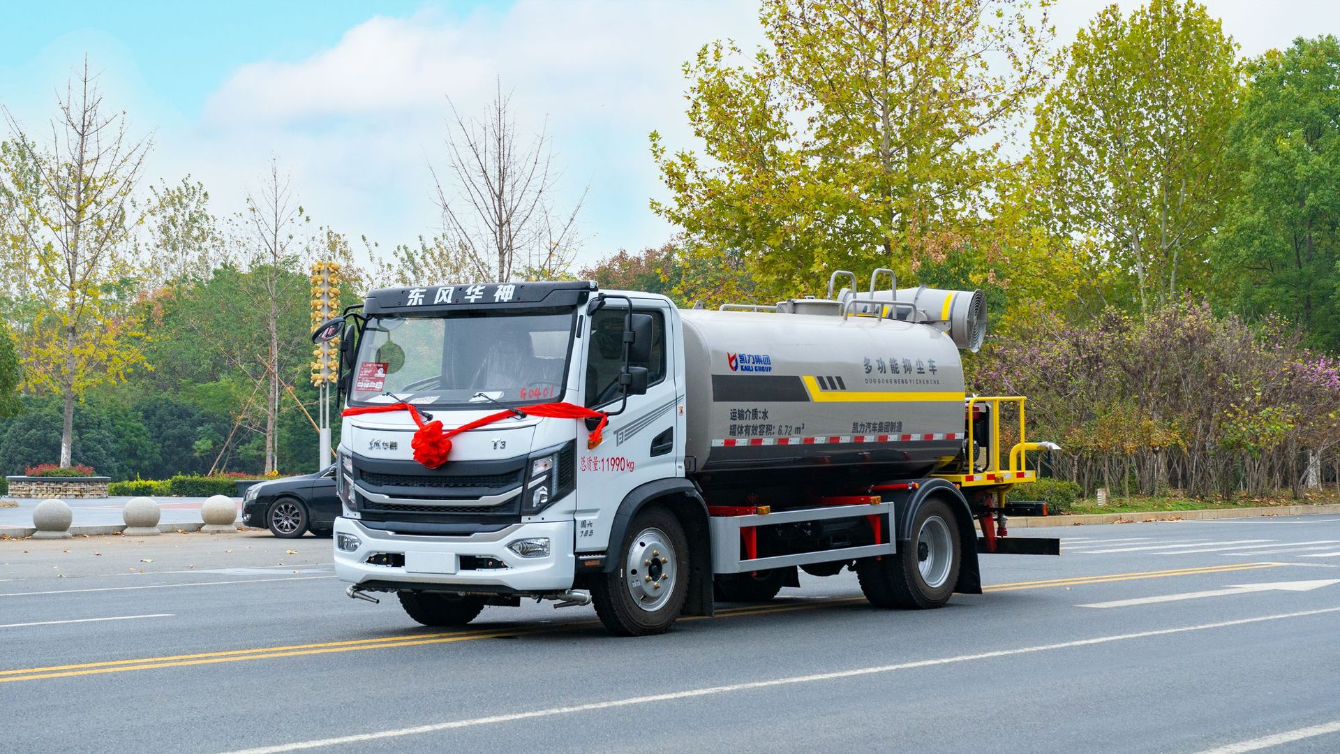 Dongfeng Huashen T3 Spray Sprinkler Truck 9 Cubic Meters, Dust Reduction Spray Truck for Construction Sites, Landscaping Spray Truck