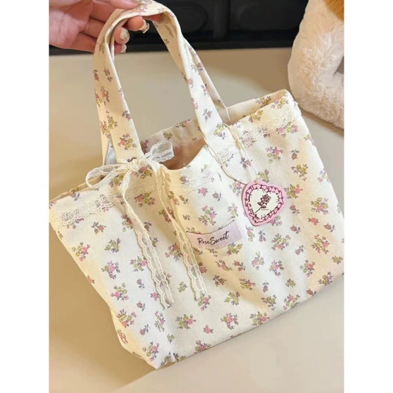Плечевая сумка One-Shoulder, цветочный белый, вместительная 22 × 11,5 × 7,6 см, 0,153 кг