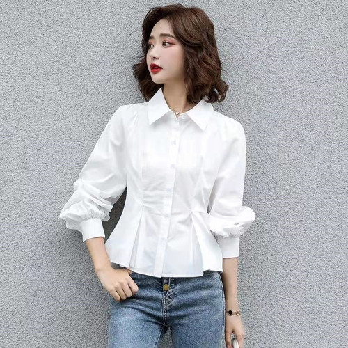 A white long-sleeved single-breasted button-up shirt with a stand-up collar, embodying a Japanese style that is suitable for commuting and provides a slimming, tailored fit.