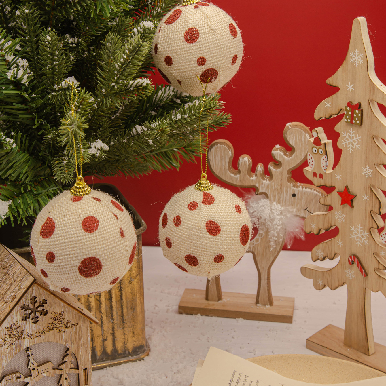 En stock Navidad diseño de impresión colorido árbol de Navidad decoración de espuma paño colgante bola 8cm6 traje de Navidad bolas