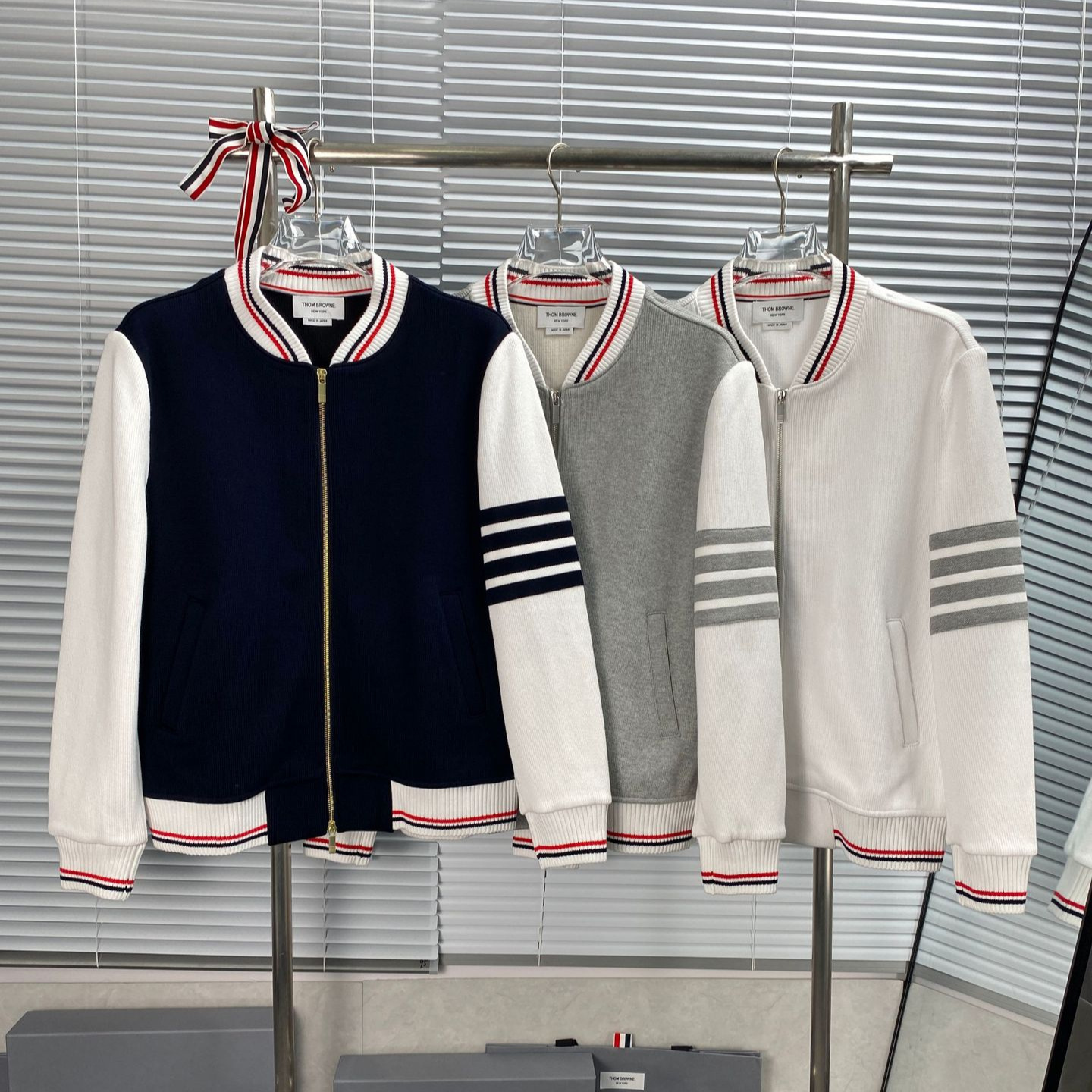 High-quality baseball jacket for men and women, striped trim, classic four-stripe zip-up stand-up collar.