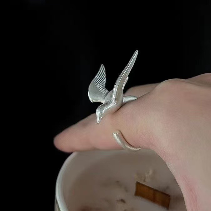 Retro minimalistic adjustable ring