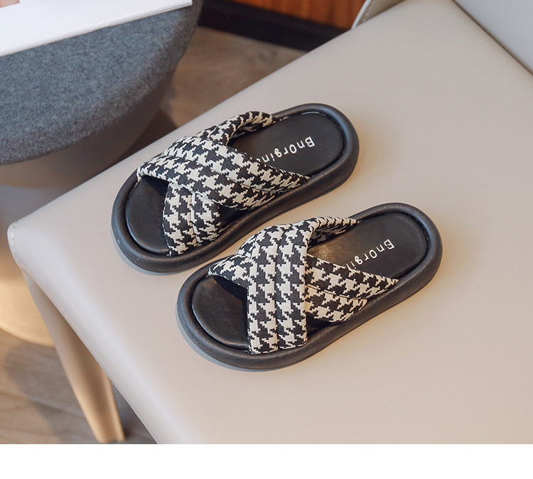 Pantoufles d'extérieur pour enfants, nouvelle collection été 2023, à carreaux croisés, mode coréenne, pantoufles décontractées pour filles, une ligne_voghion.com