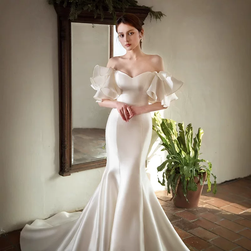 Retro elegant wedding dress, "fish tail" cut, simple cut