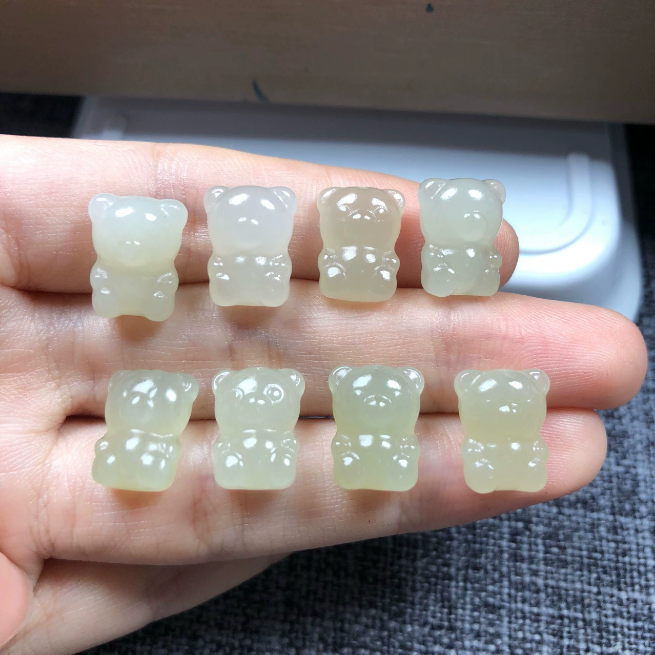 Натуральный нефритовый подвес в виде медведя, милый кулон с чистыми отверстиями, без трещин, разноцветный медведь из Цинхайского материала.