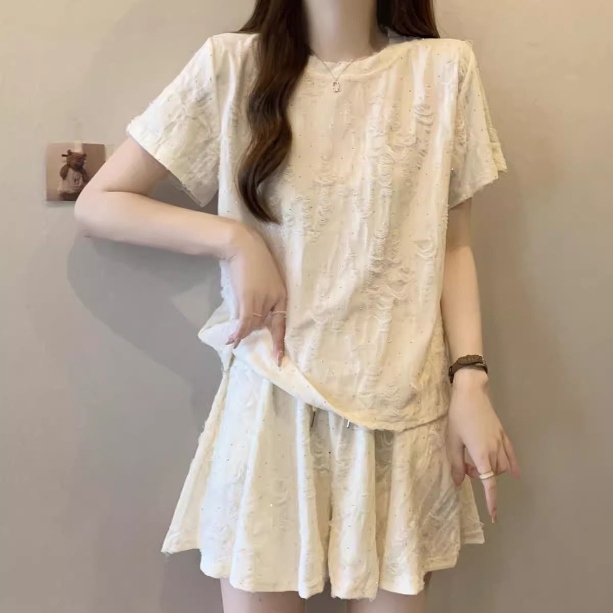 Bộ mặc nhà nữ tay ngắn quần short rộng, phá lỗ đính đá, form rộng thoáng mát — Bộ đồ màu xám đậm (áo+quần), Trang phục màu hạnh (áo+quần) chi tiết 9