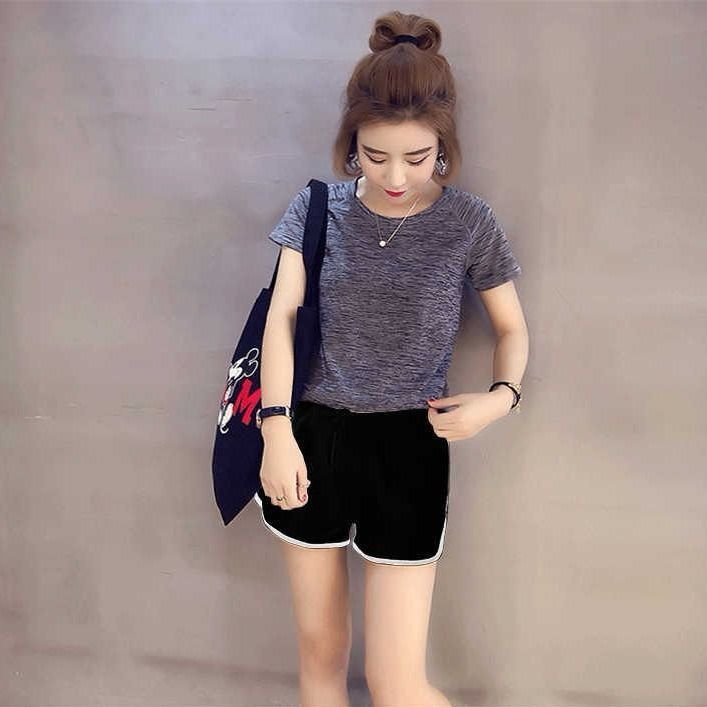 회색 티셔츠 + 검정색 반바지