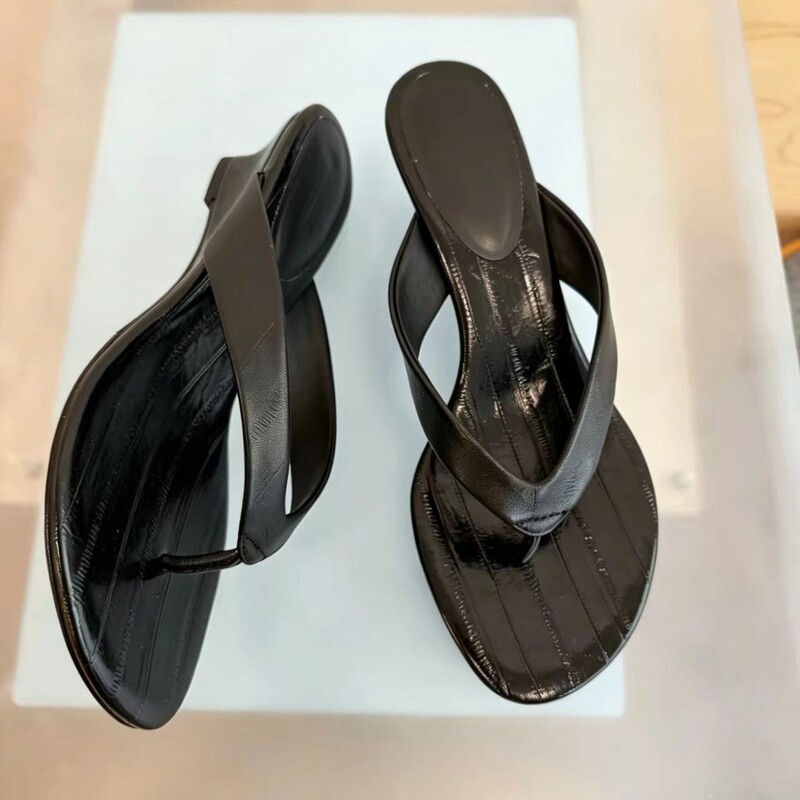 In-Stock High-Heeled French-Style Elegant Simple Thong Sandals with Thick Platform Wedge Heels for Women, Suitable for Outdoor Wear and Beach Vacations In-Stock High-Heeled French-Style Elegant Simple Thong Sandals with Thick Platform Wedge Heels for Women, Suitable for Outdoor Wear and Beach Vacations