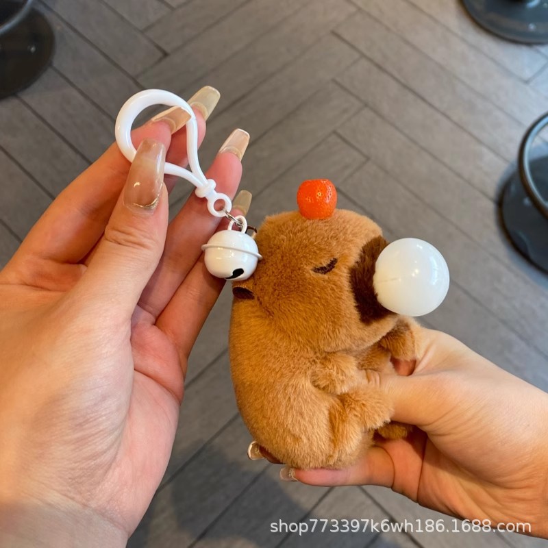 ギシギシと鳴くカピバラのカピバラのぬいぐるみが泡を吐いてつまみます。プレゼントが可愛いです。