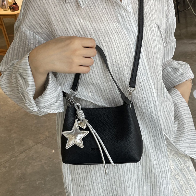 Bolsos populares de este año 2025 verano nuevo bolso femenino simple patrón de lichi bolso de hombro con letras de moda bolso de mensajero