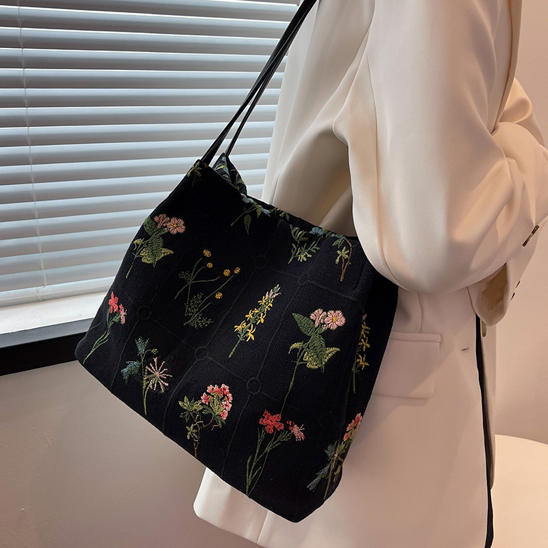 Bolso de mano bordado de gran capacidad para las mujeres 2024 primavera y verano nuevo nicho lienzo bordado bolso de cubo de cercanías