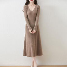 奢缇家2025年春款长款气质修身针织连衣裙套头V领打底衫毛衣女