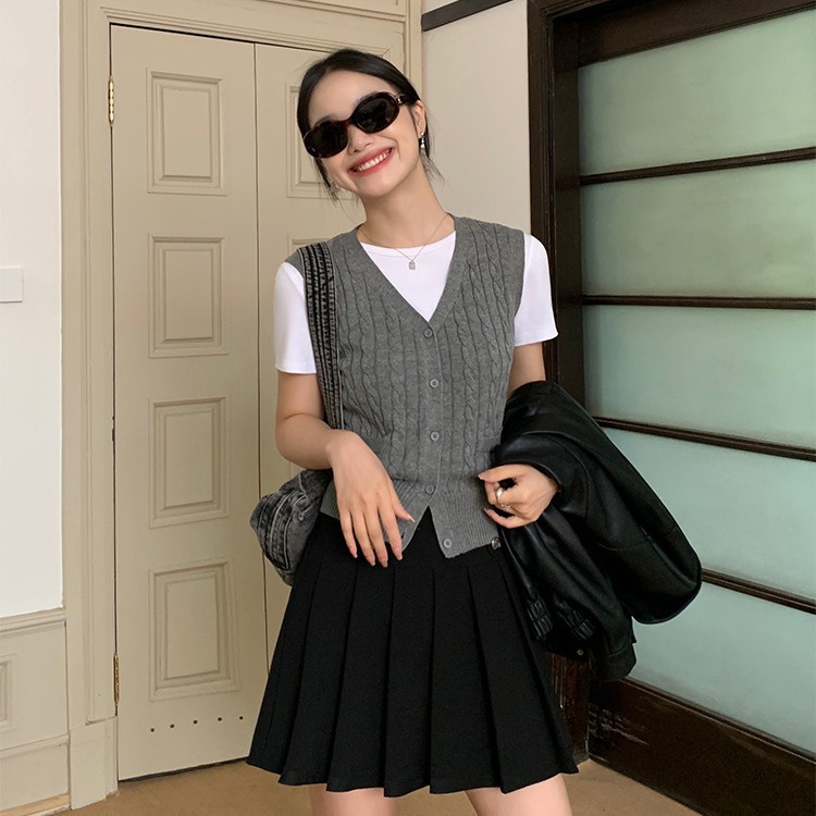Sleeveless knitted cardigan, stylish and chic, versatile and easy to match, women's V-neck single-breasted button-down outerwear.
