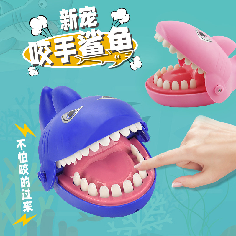 整蠱咬手鯊魚電動大號咬手鯊魚發光發聲咬手整人聚會懲罰玩具熱賣