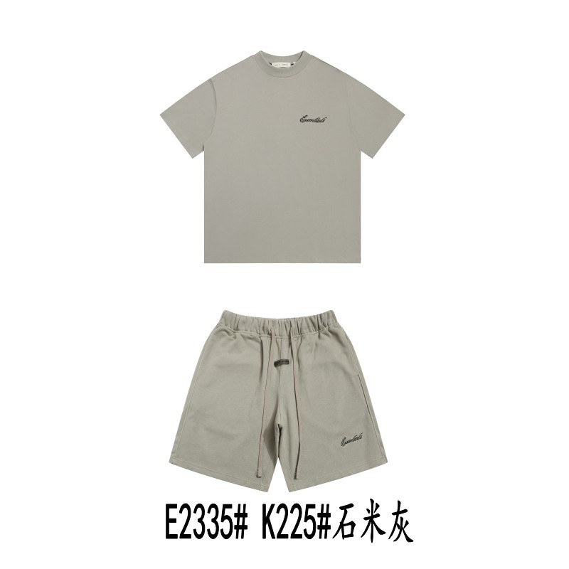 Una pieza de la marca de moda FOG de doble línea ESSENTIALS letra con lema impreso camiseta de manga corta para hombres y mujeres media manga en la calle