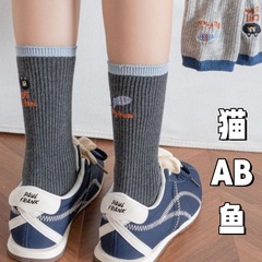 韩版刺绣卡通猫咪吃鱼AB原创不对称设计小众洋气双针纯棉中筒女袜
