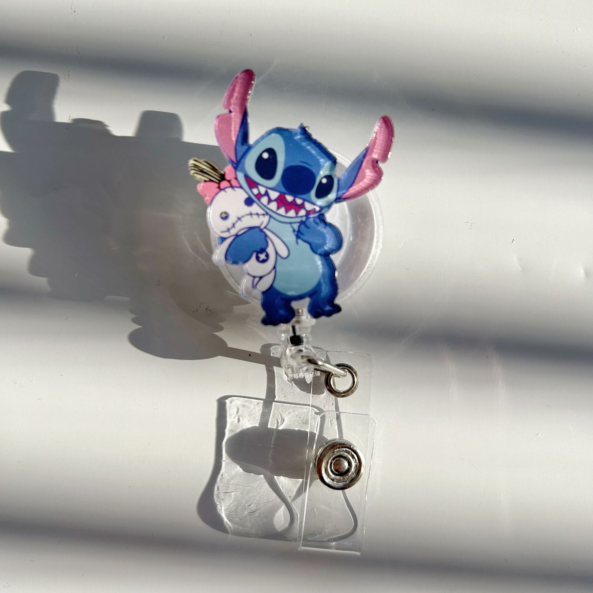 Fácil de tirar de la hebilla retráctil nuevo cartón de dibujos animados enfermeras tarjeta de pecho certificados de trabajo colgante clip de sujeción logotipo especial fácil de tirar