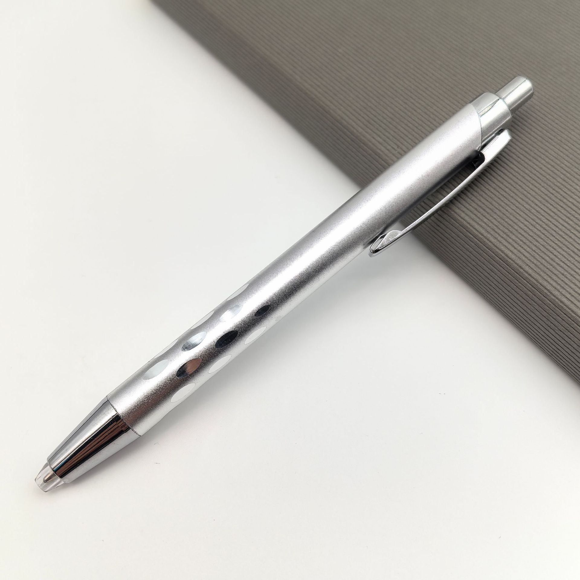 Creativo pulsar metal pinza de lámpara 24 orificios anillo esmerilado metal lápiz de bola logotipo láser punta de lápiz brillante