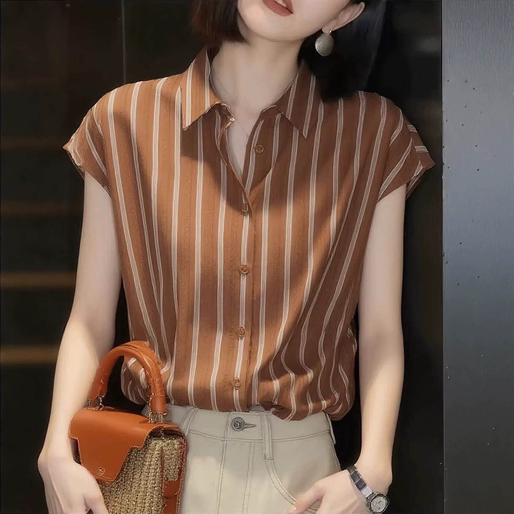 Áo sơ mi nữ sọc kẻ cổ bẻ cài cúc đơn phong cách Hồng Kông — Sọc nâu chi tiết 4