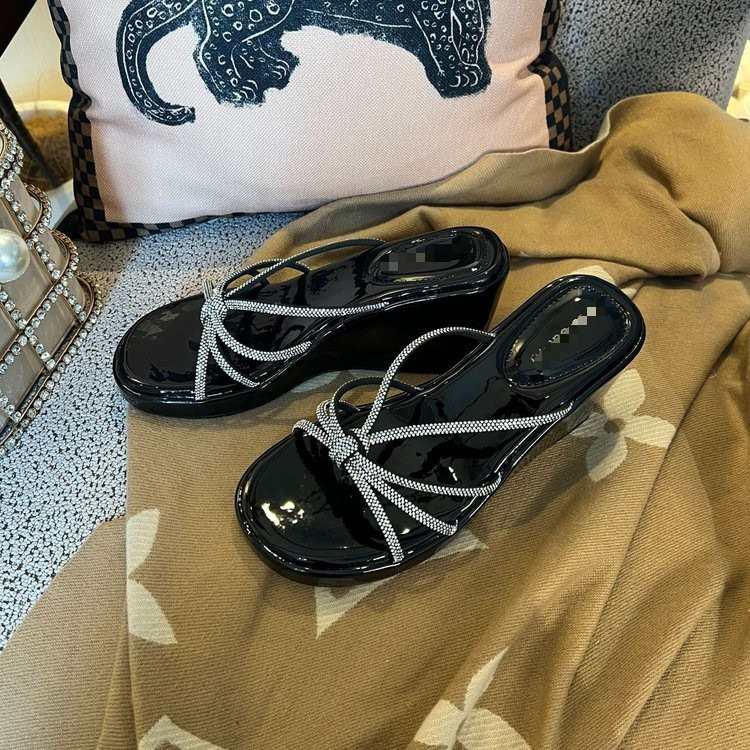 Explosión de pendiente con zapatillas de una sola línea para mujeres 2026 verano nuevo aumento de altura con falda de diamante zapatillas para mujeres