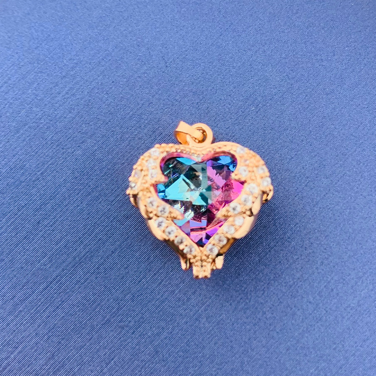 百種類のペンダントは心のままにファッションの経典を配合します。カップルの美しいペンダントは親友のアクセサリーを送ります。