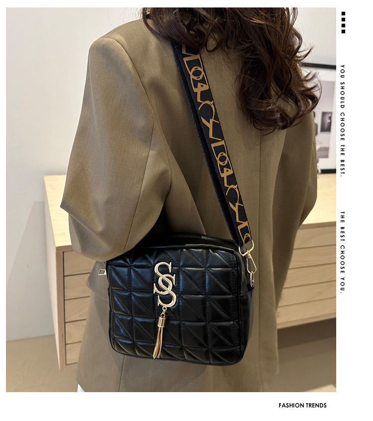 A simple and fashionable single-shoulder women's bag with diamond-shaped embroidery thread in 2024, a fresh and stylish crossbody bag with a trendy and fashionable small square style details Picture