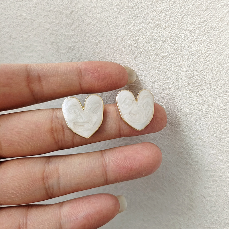 Fashion Heart Shape Alloy Stoving Varnish Ear Studs display picture 5