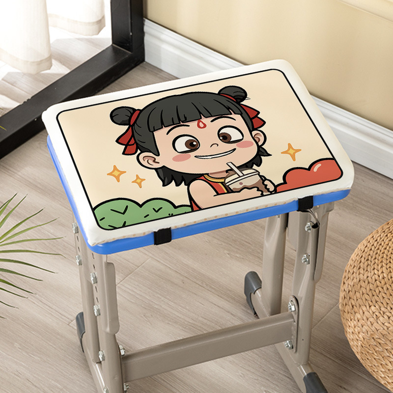 小学生の座布団教室専用の椅子マットは長く座っています。|undefined