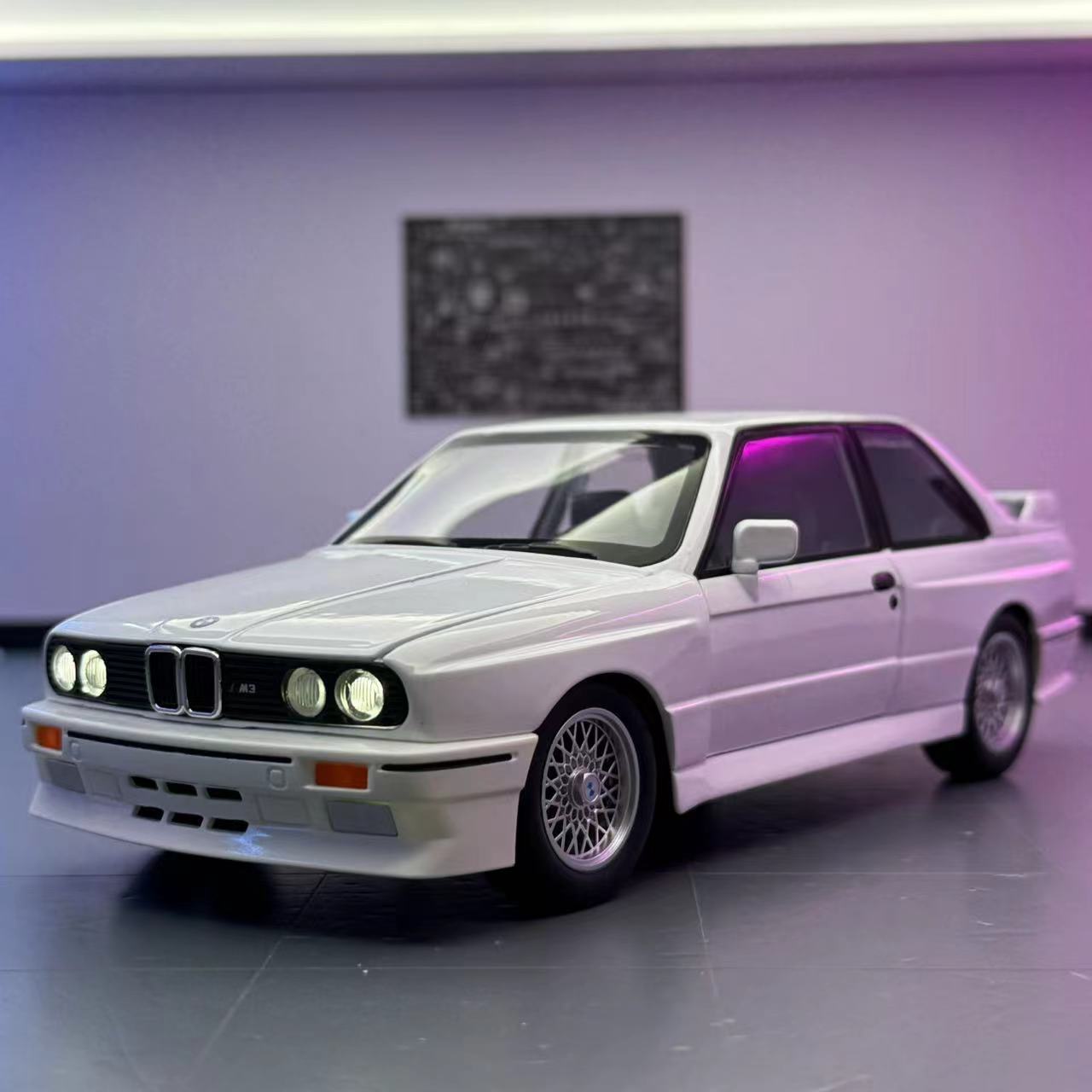 Weili Car Model 1:24 BMW M3 Retro Alloy Car Retro Echo Force Sonido y luz Coche de juguete Modelo de efecto de sonido Adornos