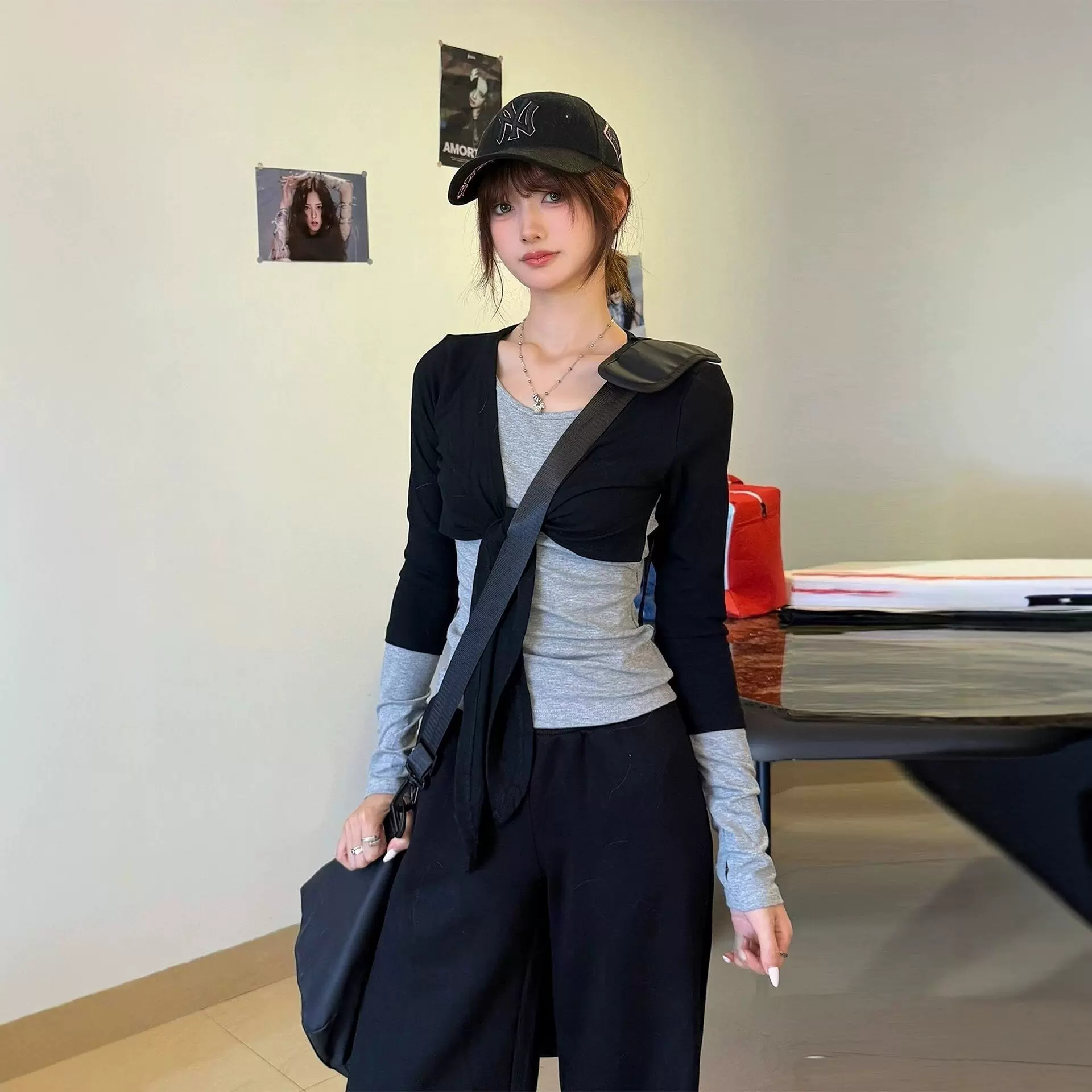 2025年新款韩系撞色拼接假两件长袖T恤女别致绑带设计感辣妹上衣