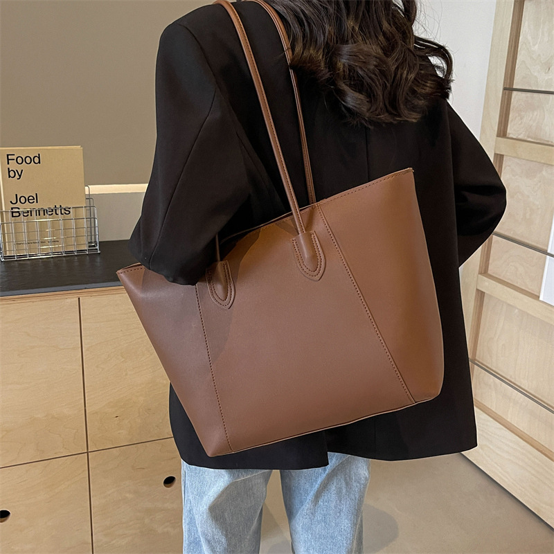 Este año, la popular bolsa de gran capacidad para mujeres 2026 nueva bolsa de brazo simple y casual, bolsa de hombro de viaje universal.