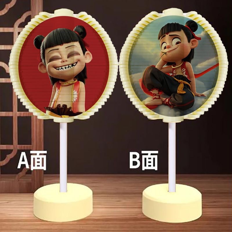 回転京劇の顔の譜の震える音の同じタイプの手はスパイラルの木のロリポップのABSの材質を揺らします。