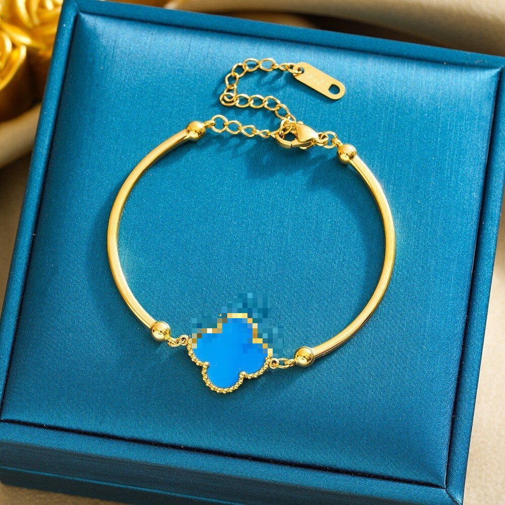 Pulsera de trébol de acero titanium vendedora caliente transfronteriza europea y americana con incrustaciones de concha pulsera colgante pulsera de diseño avanzado sin desvanecimiento al por mayor