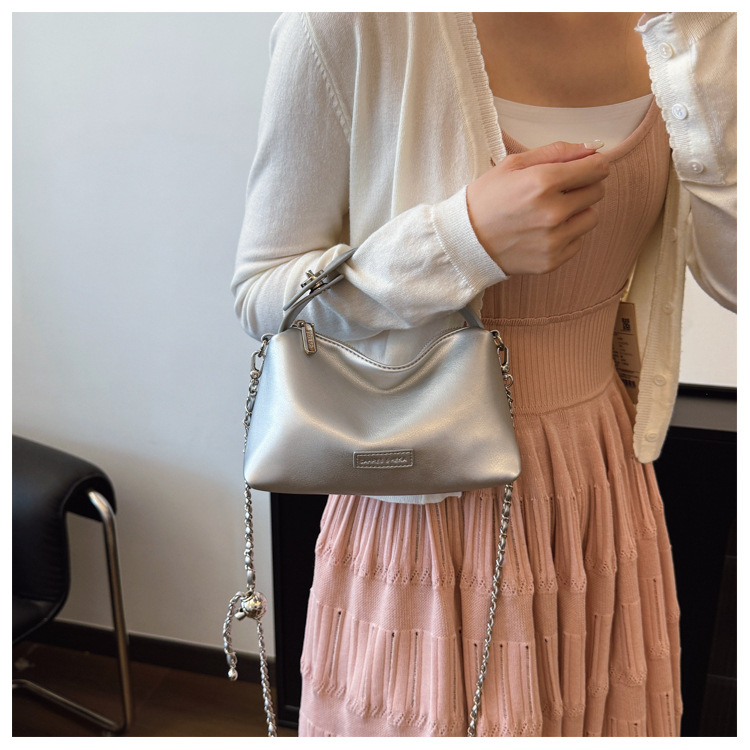 A stylish and elegant hand-held small square bag for women in the summer of 2025, featuring an Instagram-chic and high-end single-shoulder crossbody women's bag undefined